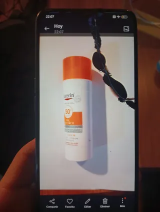 Celular azul y multicolor