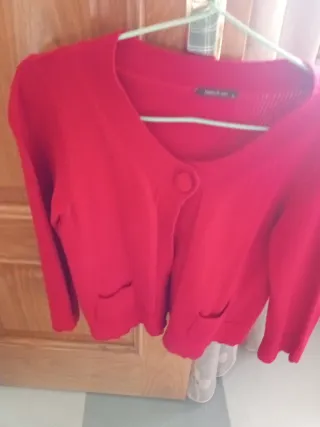 Rebeca roja con botones