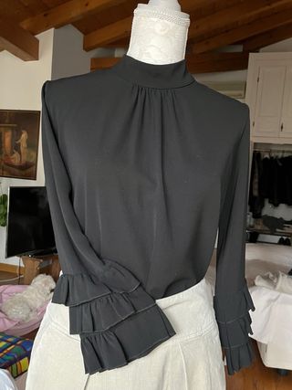 Camicia nera con maniche a balze S