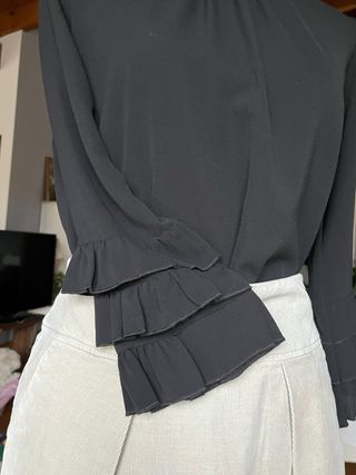 Camicia nera con maniche a balze S