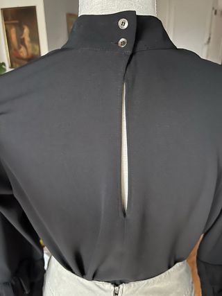 Camicia nera con maniche a balze S