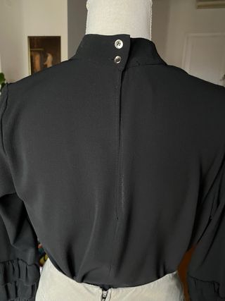 Camicia nera con maniche a balze S