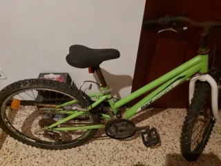 Bicicleta verde pequeña