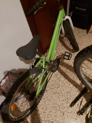 Bicicleta verde pequeña