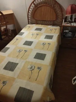 Cama individual de ratán y madera