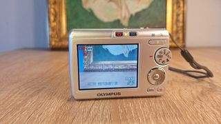 Olympus FE-170 Cámara Digital 6MP Plata