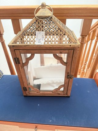 Farol rústico de metal y madera