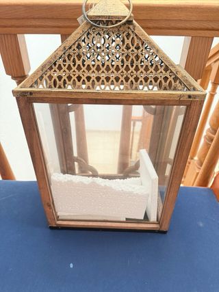 Farol rústico de metal y madera