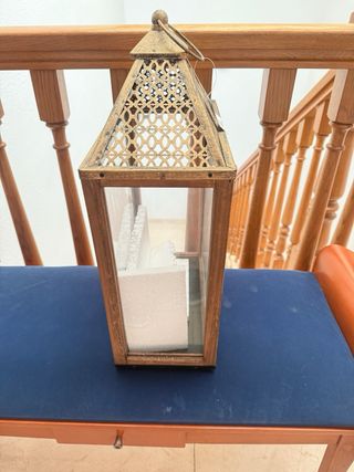 Farol rústico de metal y madera