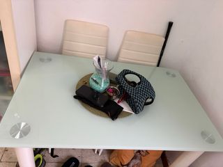 Mesas muebles sillas estanteria