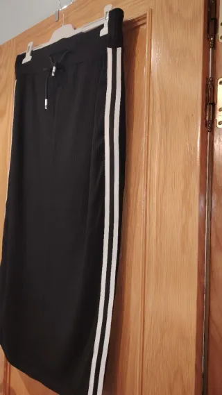 Falda canalé negra con rayas laterales