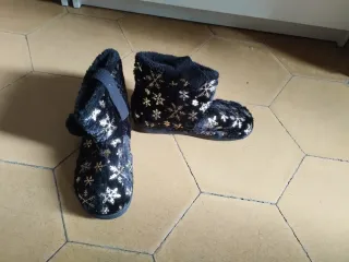 Zapatillas de estar por casa altas negras y dorada