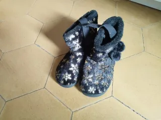 Zapatillas de estar por casa altas negras y dorada