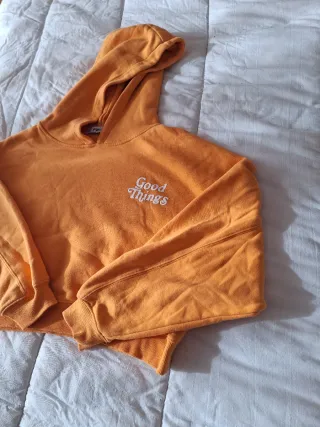 Sudadera naranja con texto Good Things