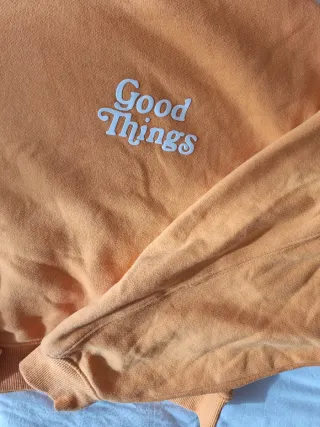 Sudadera naranja con texto Good Things