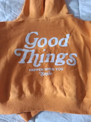 Sudadera naranja con texto Good Things