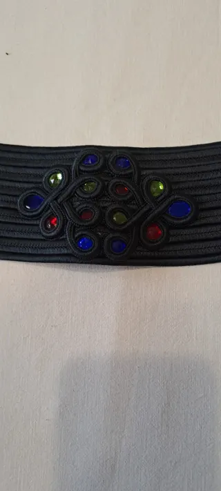 Cintura nera con dettagli colorati