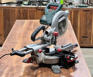 Ingletadora Metabo KGS216M Telescópica