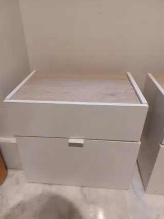 Mesitas de noche blancas y madera