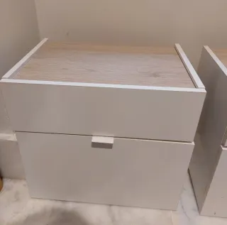 Mesitas de noche blancas y madera