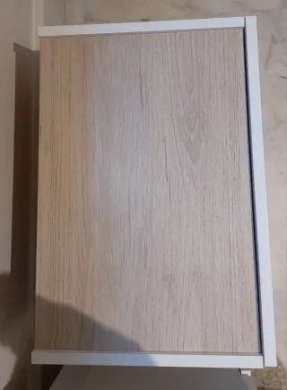 Mesitas de noche blancas y madera