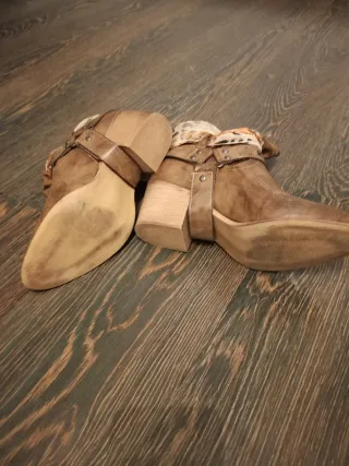 Botines cowboy marrones con pañuelo