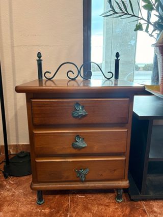 Mesita de noche de madera con detalles metálicos