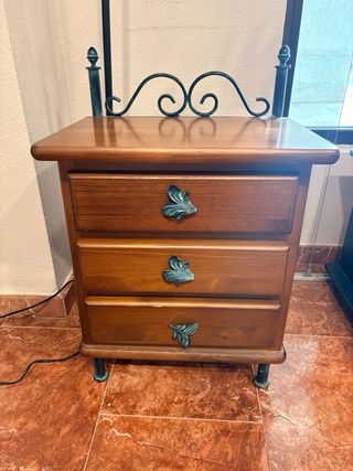 Mesita de noche de madera con detalles metálicos