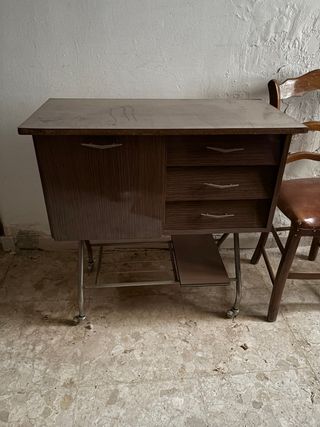 Mesa auxiliar antigua de madera y metal