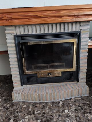 Chimenea de leña de piedra y madera