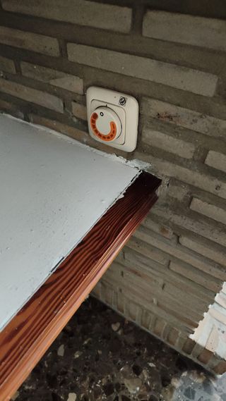 Chimenea de leña de piedra y madera