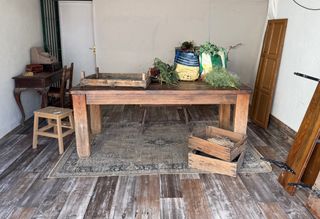 Mesa de madera maciza antigua