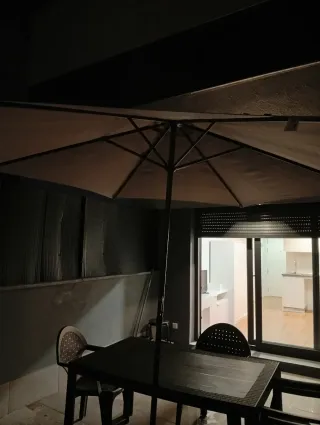 Mesa de jardín, 8 sillas y pérgola