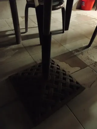 Mesa de jardín, 8 sillas y pérgola
