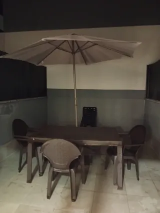 Mesa de jardín, 8 sillas y pérgola