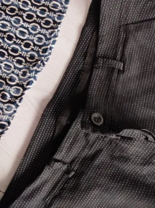 Camisa cuello alto y pantalón negro