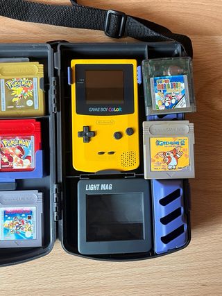 Consola Game Boy Color Amarilla + 9 Juegos pokemon