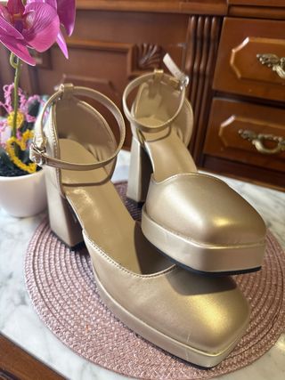 Zapatos de tacón dorados con plataforma