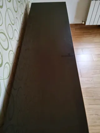 Cómoda de madera con tapa de cristal