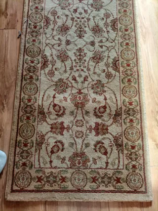 Alfombra pasillera beige y roja