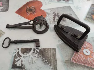 Plancha, cepo y llave de hierro