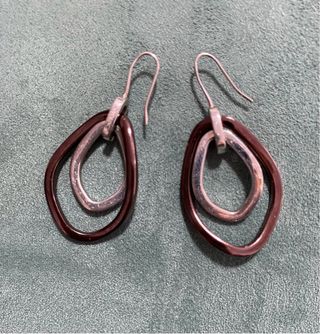 Pendientes modernos plateados y marrones