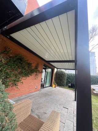 Pérgola bioclimática retráctil