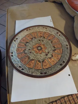 Piatto e brocca in rame decorato