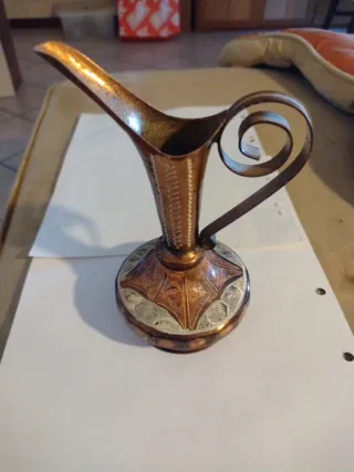 Piatto e brocca in rame decorato