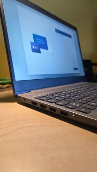 Lenovo IdeaPad 3 15" + Carry Bag 8GB RAM | 256Gb