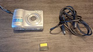 Olympus FE-170 Cámara Digital 6MP Plata