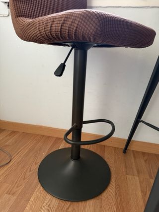 Mesa alta y 2 taburetes