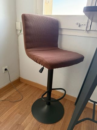 Mesa alta y 2 taburetes