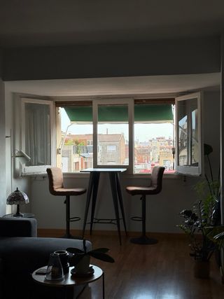 Mesa alta y 2 taburetes